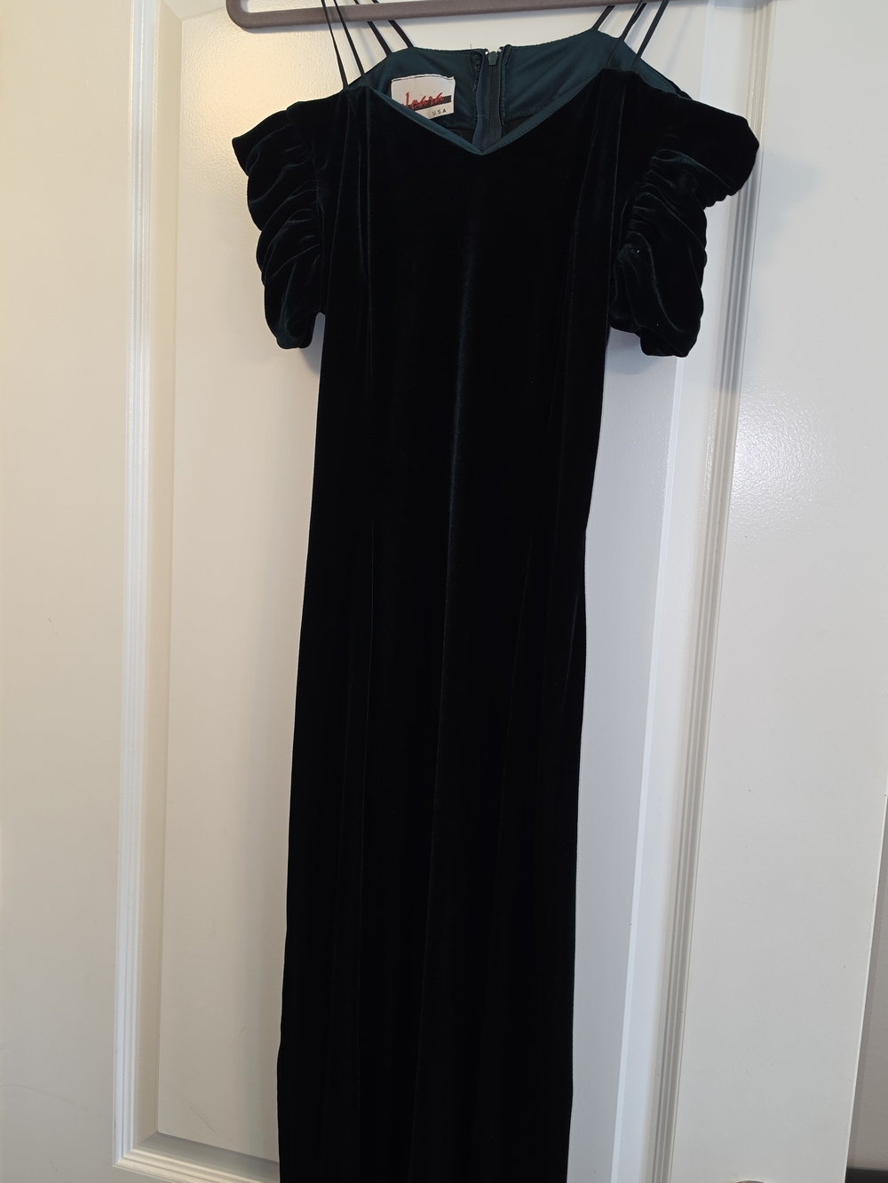 Vintage-Inspired Dark Green Velvet Maxi Dress with Puff Sleeves
